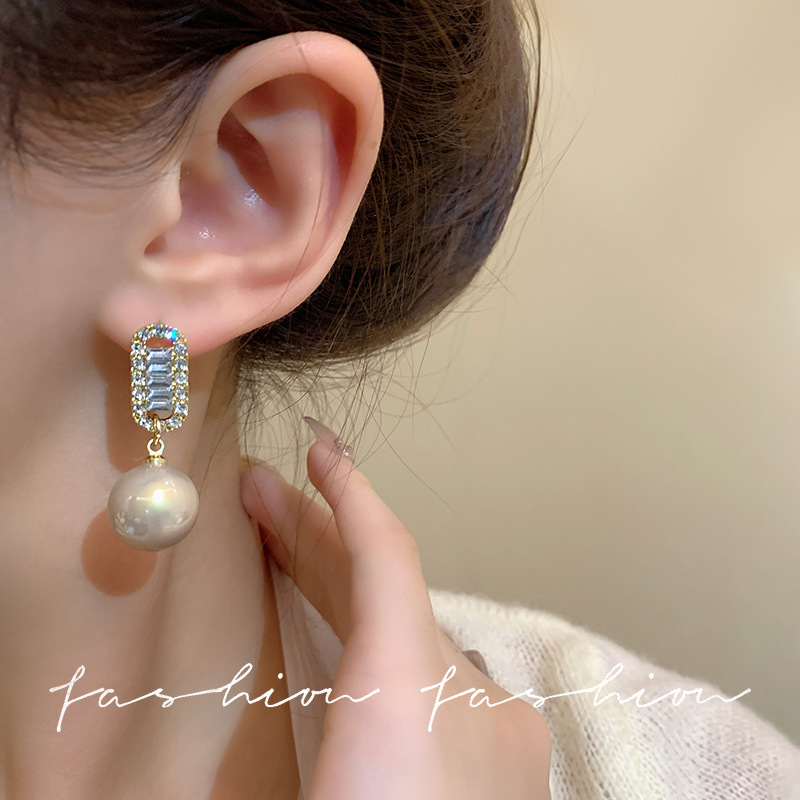 S925 Silver Needle French retro pearl diamond-encrusted versatile earrings, women's fashionable and elegant oval stud earrings, simple women's earrings Application Scenario