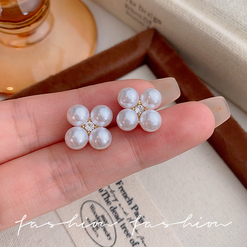 The four-leaf pearl stud earrings are a versatile new sweet and ins style French retro design with a high-end floral design Specification drawing