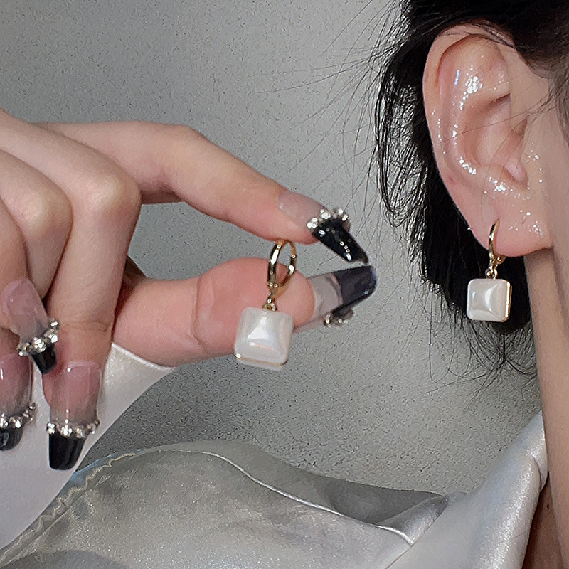 High-end pearl earrings, unique women's earrings, stylish stud earrings, 2023 new trendy bestsellers, niche geometric earrings Application Scenario