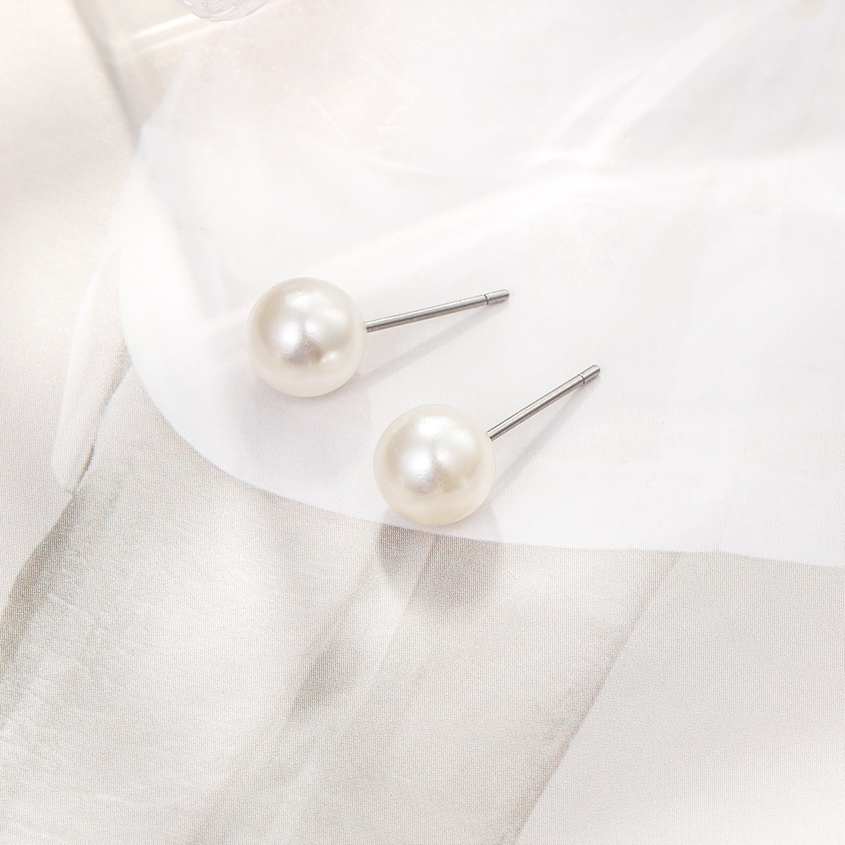 Cross-border new trendy French retro imitation pearl stud earrings, elegant stud earrings, high-end and light luxury pearl earrings Application Scenario