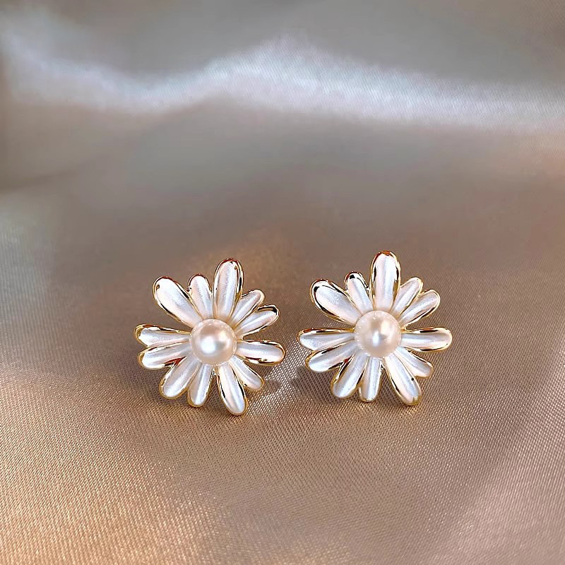 Small and exquisite pearl petal earrings for women, a new style of earrings in 2025, exuding a sense of light luxury and high-end elegance full figure