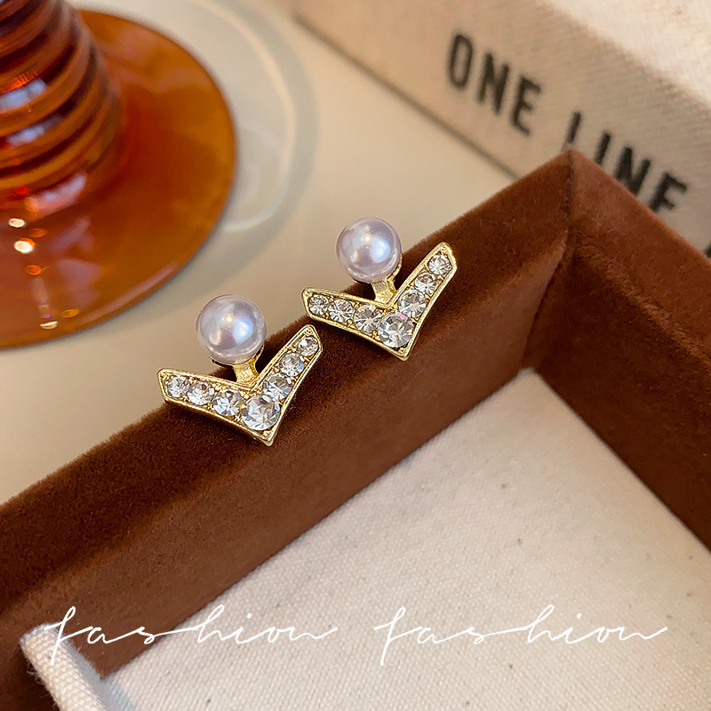 V-shaped pearl stud earrings for women, 2025 new style of broken diamond zircon high-end earrings, exquisite and versatile, face-enhancing small earrings Specification drawing