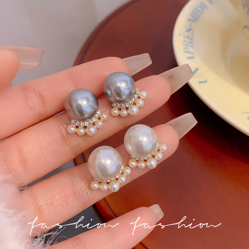 French cat paw pearl earrings for women, unique and retro stud earrings, elegant and high-end, light luxury accessories wholesale in Yiwu full figure