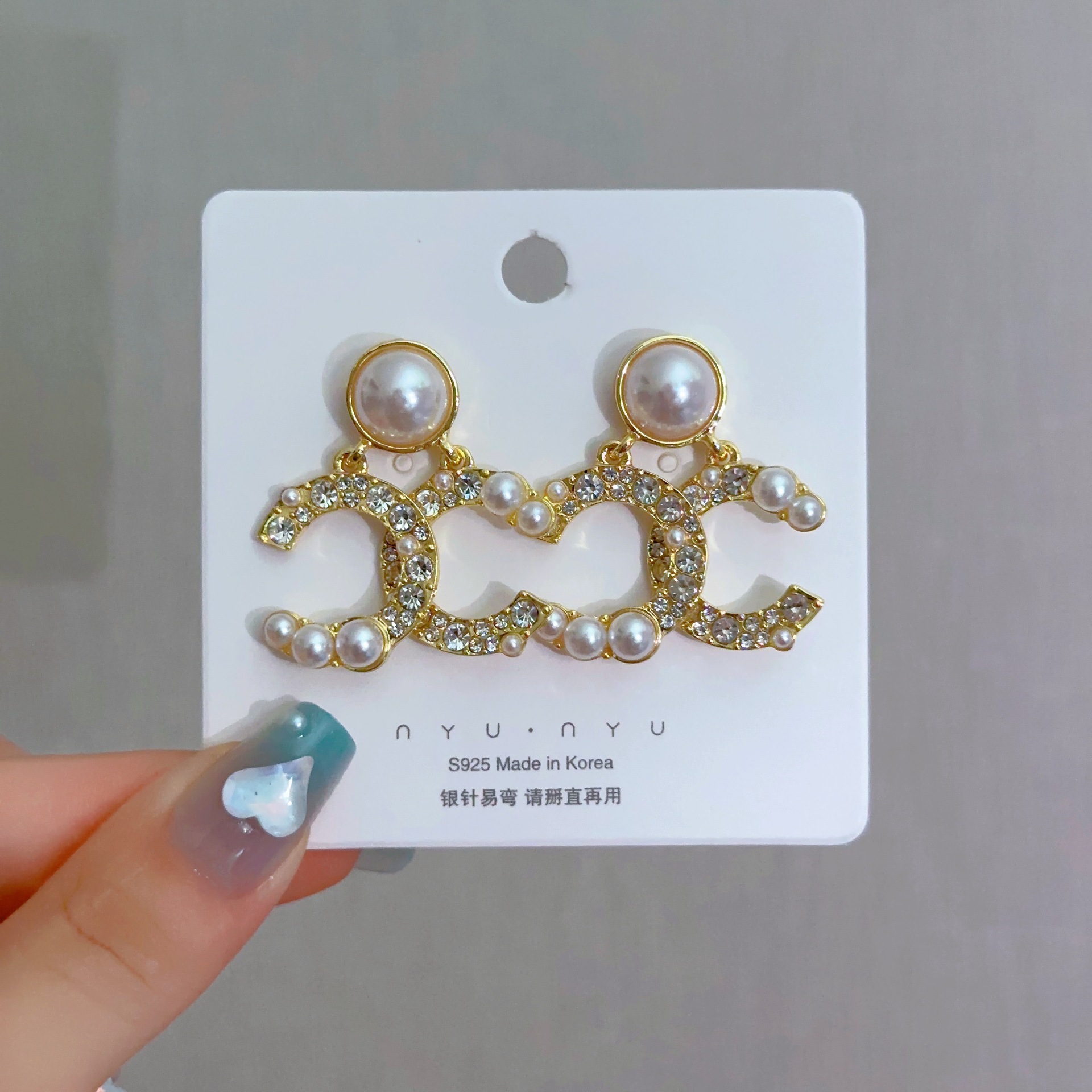 Letter high-end pearl earrings, Chanel style Double C fashionable retro earrings, elegant and mature woman light luxury earrings in stock full figure