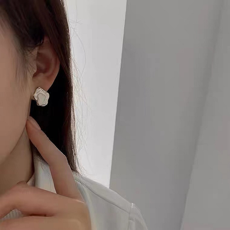 S925 Silver needle, a niche design sense earring, a cold and elegant aurora flowing irregular stud, a small and stylish ear accessory Specification drawing