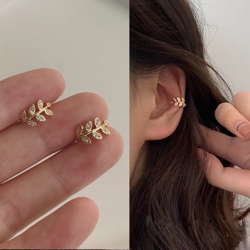 The popular point-drilled leaf ear bone clip in Europe and America, the no-ear hole ear clip, is a creative, simple and individual C-shaped cartilage clip full figure