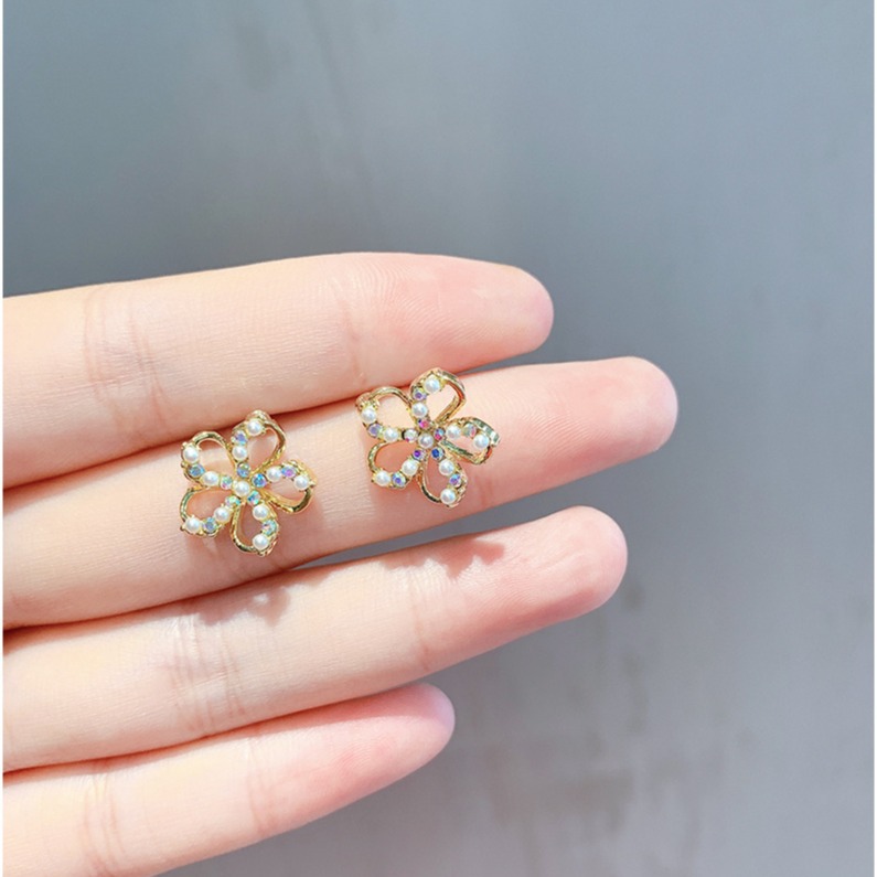 S925 silver needle pearl stud earrings, with a simple and cold style, exude a refreshing summer vibe. They are delicate and small, creating a French trend among Internet celebrities Specification drawing