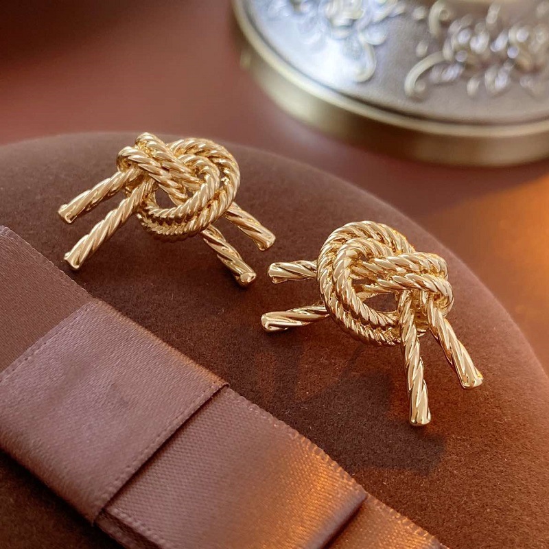 The S925 silver needle earrings with a unique design and a light luxury feel for women, the same style as the "Mad Dog Big Sister", are available for wholesale Application Scenario