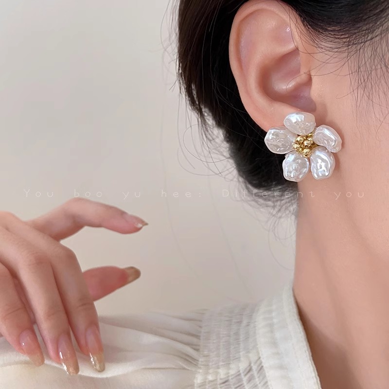 French retro Baroque pearl stud earrings for women, sweet and light luxury flower earrings, new trendy earrings in 2025 full figure