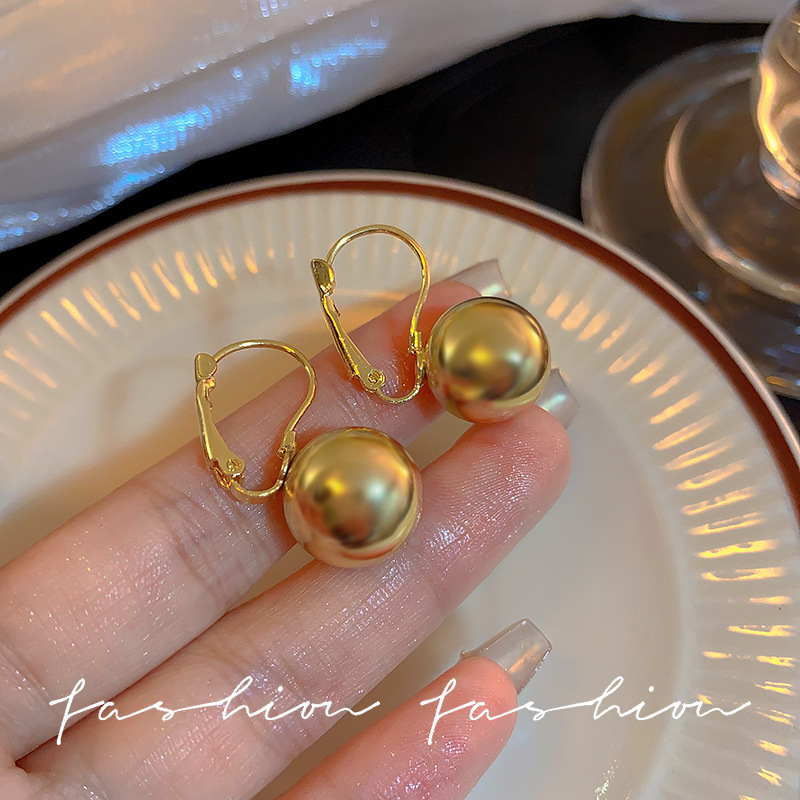 The light luxury metal round ball earrings exude a sense of sophistication for women. The niche design is fashionable, the ear buckles are elegant, and the round bead earrings and earrings are popular on the Internet details Picture