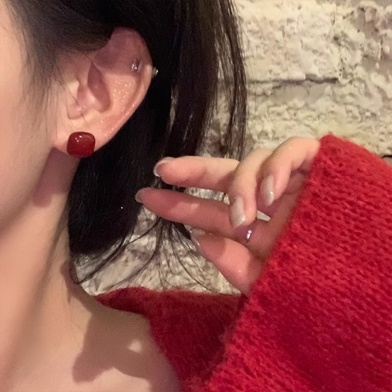 Retro wine red square stud earrings for women, a light luxury, niche and high-end style, simple, fashionable and versatile autumn and winter earrings details Picture