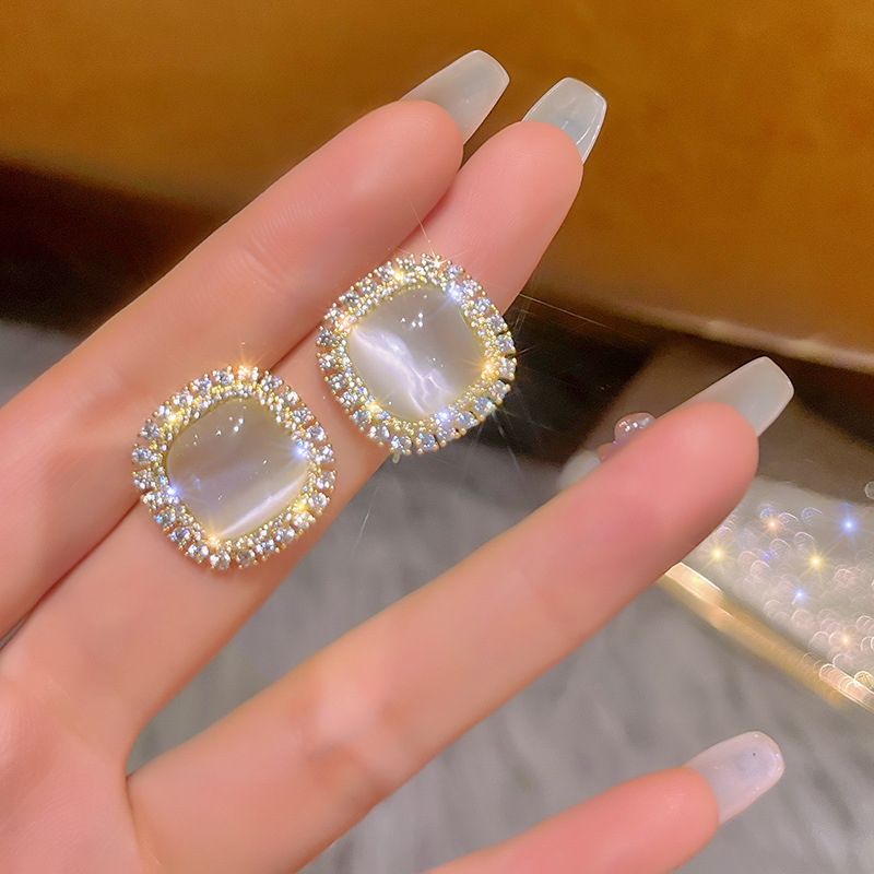 s925 Silver needle diamond-encrusted geometric earrings for women, Korean cold style, simple and fashionable style, stud earrings, versatile earrings full figure