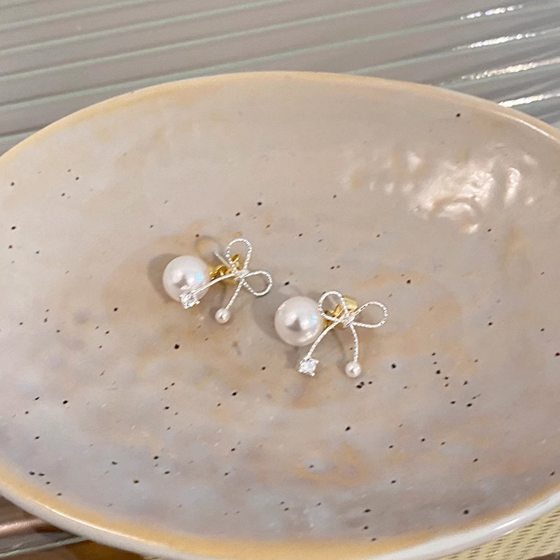 Japanese and Korean fresh bow pearl stud earrings for women, light luxury and high-end, niche earrings, design sense and elegant earrings Application Scenario