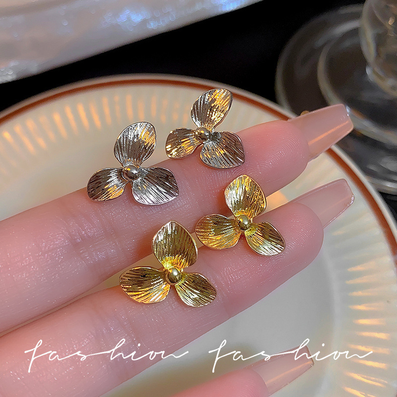 Unique and niche texture metal petal stud earrings, small, fashionable and exquisite earrings, light luxury and high-end feel, French earrings trend Specification drawing