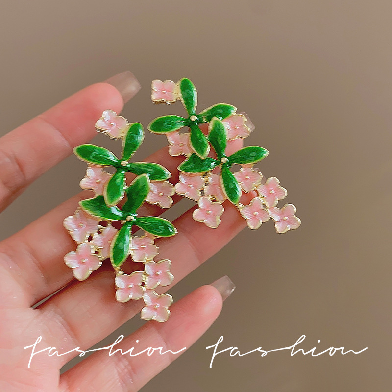 French retro pinkish-green glazed flower earrings, a new spring and summer collection for women, exude a sense of elegance and sophistication. They are fashionable and light luxury earrings details Picture
