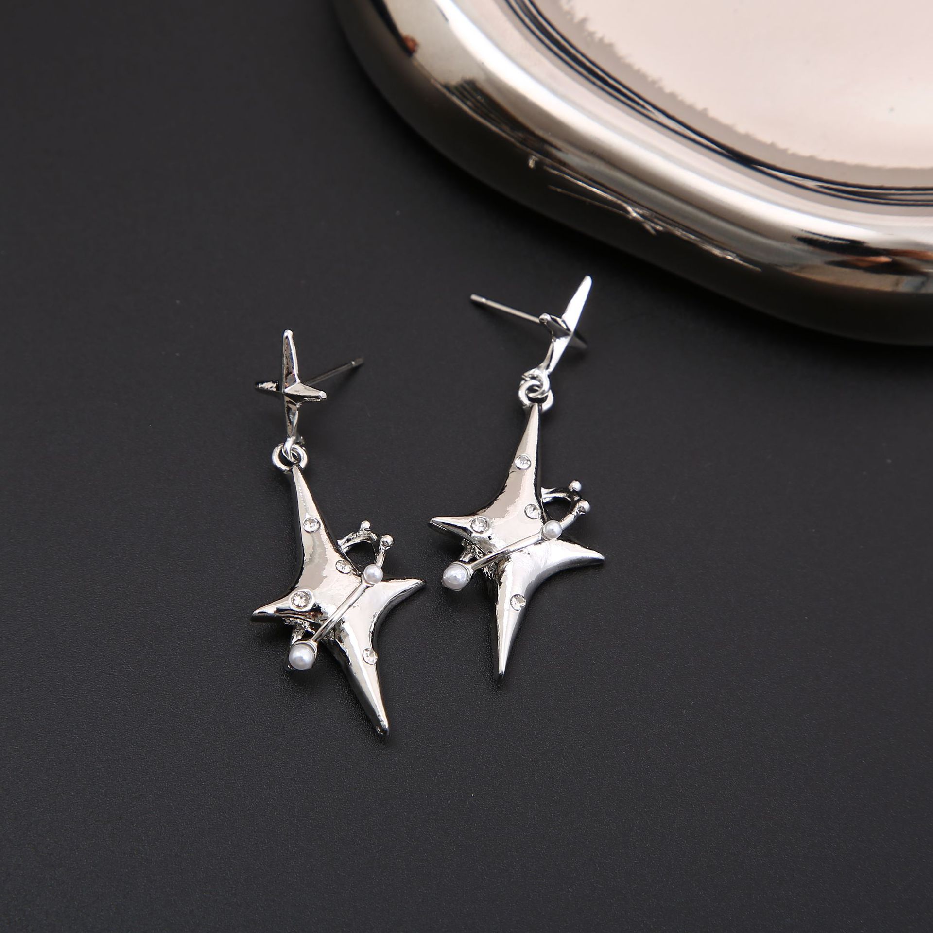 The Star series Starlight dot Diamond earrings are high-end earrings with a niche design sense for women. New neutral silver needle and neutral stud earrings Specification drawing