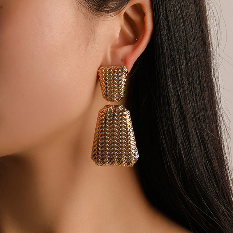 Cross-border new products, personalized geometric exaggerated stud earrings, fashionable wavy trapezoidal earrings, punk style popular accessories wholesale details Picture