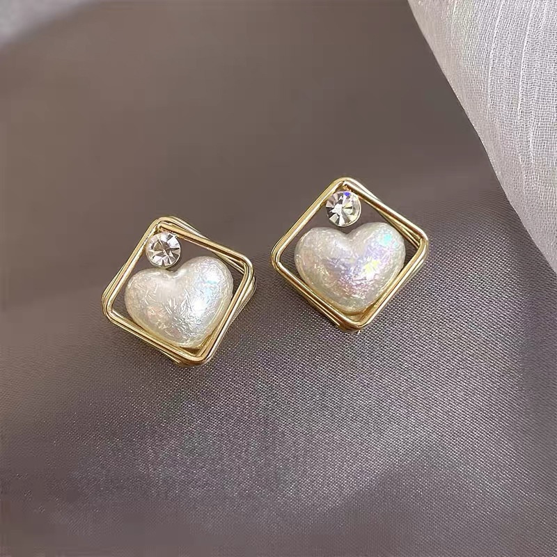 Exquisite heart-shaped imitation pearl earrings, new trendy diamond-shaped fashionable Korean-style internet-famous stud earrings, high-end earrings Application Scenario