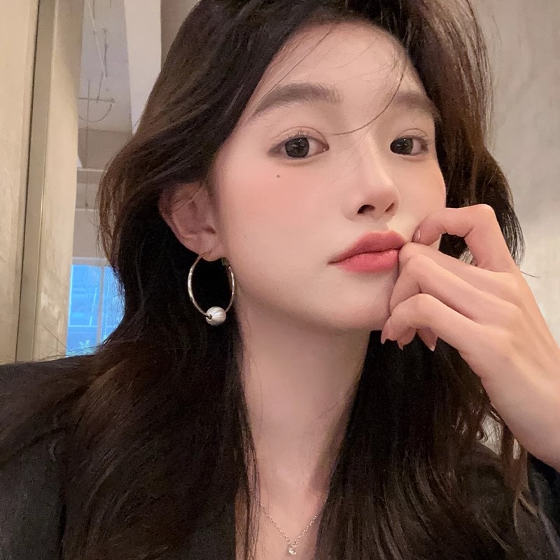 Exaggerated and grand round stud earrings from Japan and South Korea, featuring a niche design for women, are high-end earrings with a light luxury, simplicity and unique charm Specification drawing