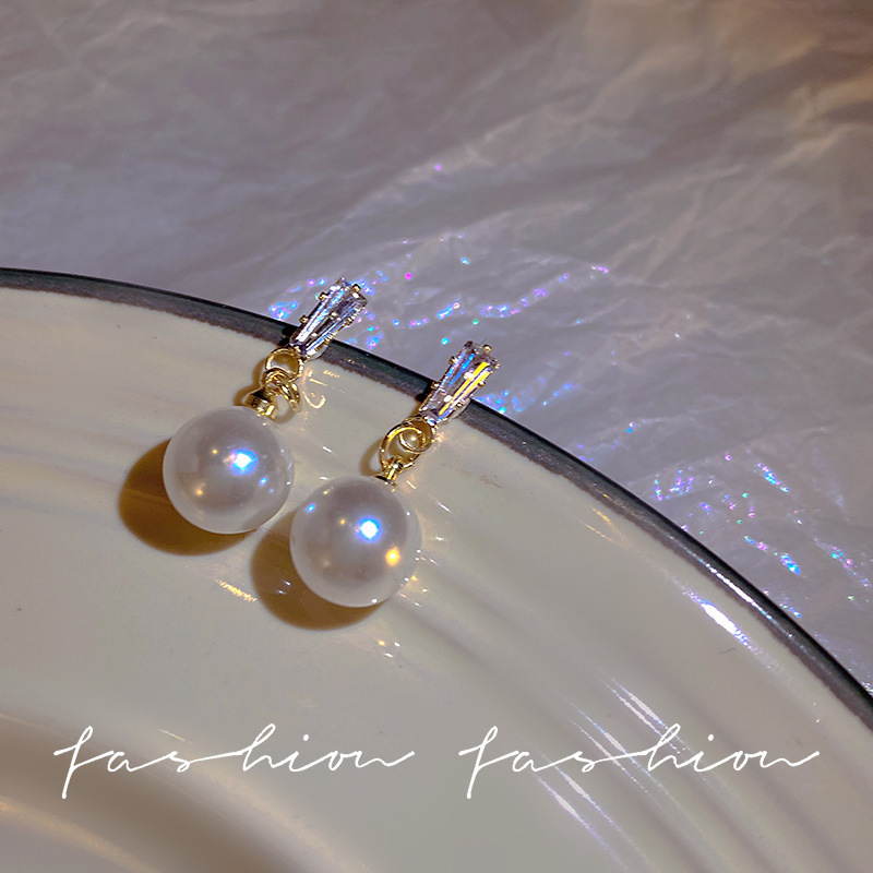 S925 Silver needle Zircon geometric earrings, a trendy, light luxury, and niche pearl stud accessory for women on Instagram, are the same style of earrings that are popular among Internet celebrities full figure