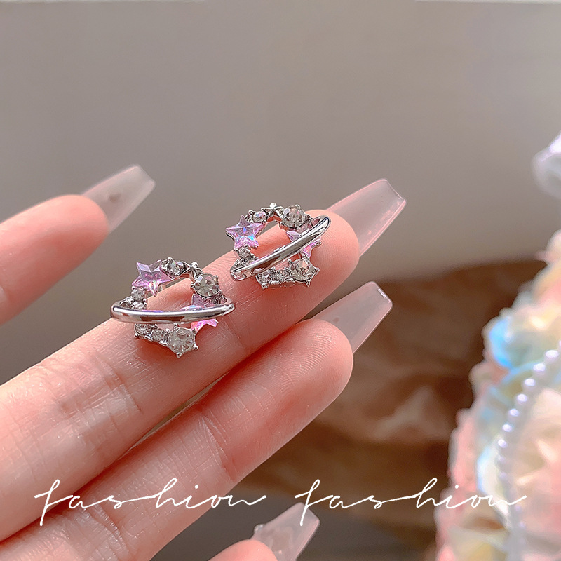 Sparkling diamond star earrings, a unique and niche design, high-end stud earrings, a Korean-style light luxury look for women, versatile silver needle earrings details Picture