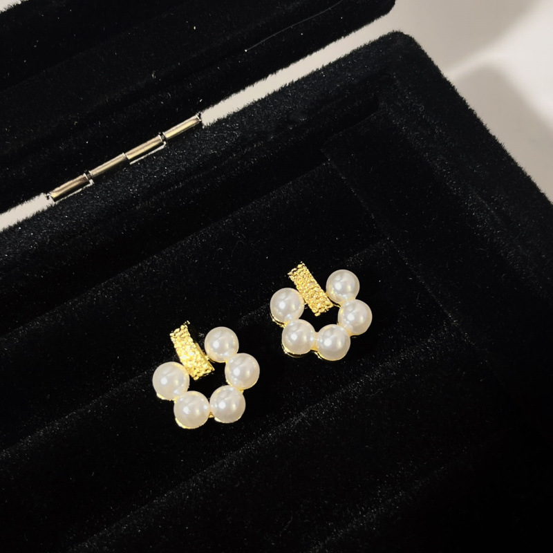 Simple and versatile pearl stud earrings, new floral, niche design, net-like elegance, silver needle earrings for women Application Scenario