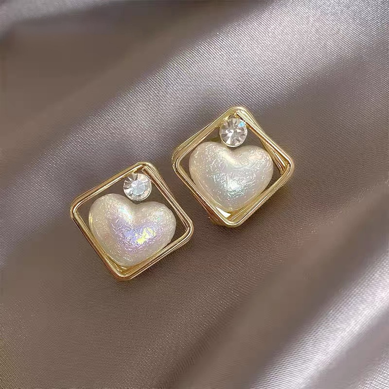 Exquisite heart-shaped imitation pearl earrings, new trendy diamond-shaped fashionable Korean-style internet-famous stud earrings, high-end earrings Specification drawing
