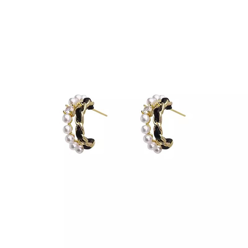 The small chanel-style black velvet pearl earrings exude a high-end feminine charm and are versatile. They are unique and individualistic earrings Item Picture