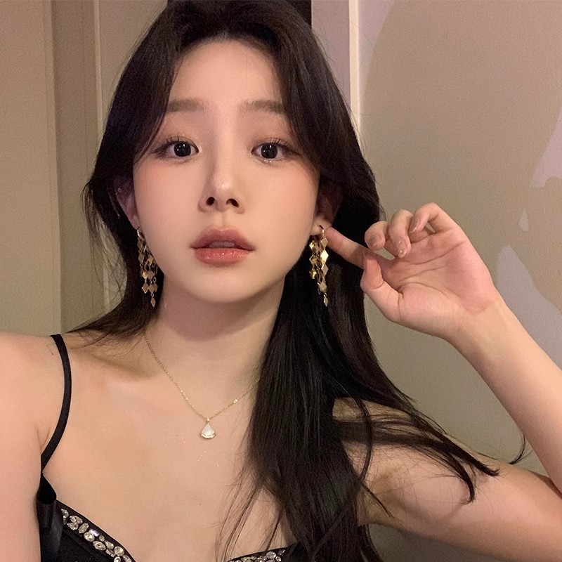 The sparkling diamond-shaped tassel line earrings exude a sense of luxury and sophistication for women. The fashionable stud earrings exude a unique charm of a socialite full figure