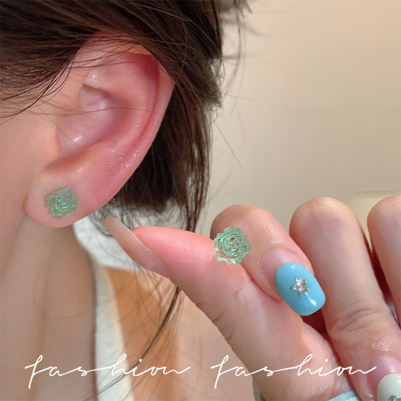 Simple, compact, light luxury flower stud earrings, daily exquisite and versatile earrings, super ethereal, fresh, sweet and elegant earrings wholesale Application Scenario