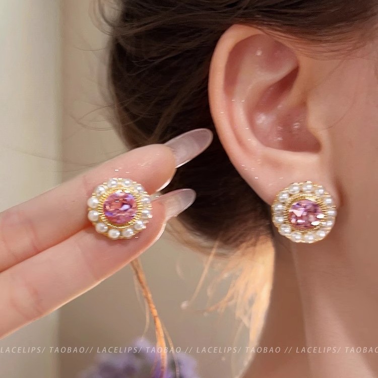 French retro Hepburn style crystal pearl stud earrings for women, a new 2025 bestseller with a light luxury and high-end feel full figure