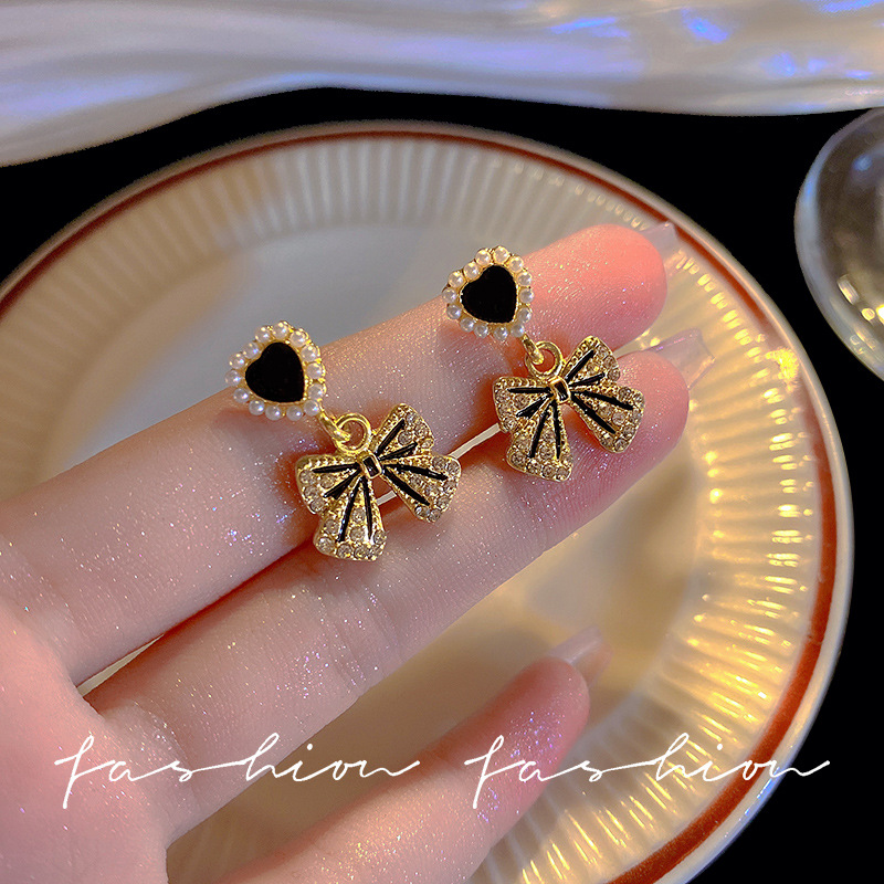 925 silver needle French retro pearl bow earrings for girls, full of diamonds, sweet and elegant black heart-shaped small earrings full figure