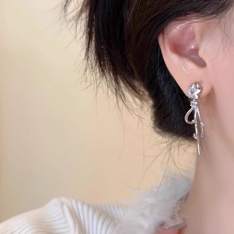 Korean-style star-shaped tassel earrings, women's bow, long, light luxury and high-end ear studs, exquisite and cold style earrings details Picture