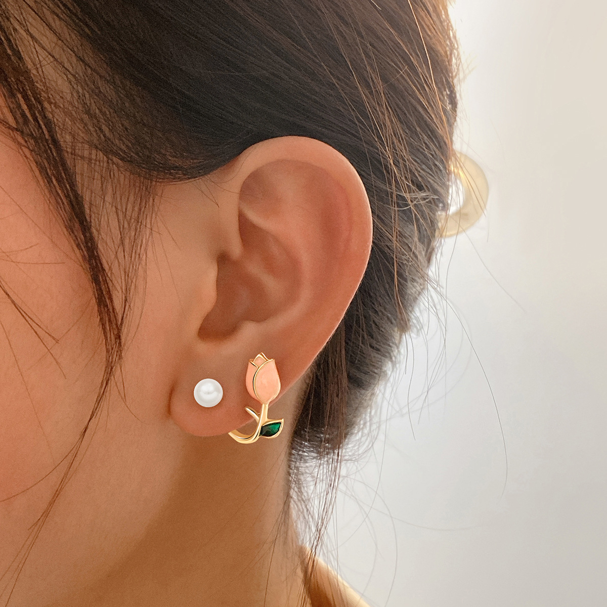 A new cross-border ear-hanging style romantic pink tulip stud, a creative two-wear earring, a light luxury and elegant ear accessory full figure