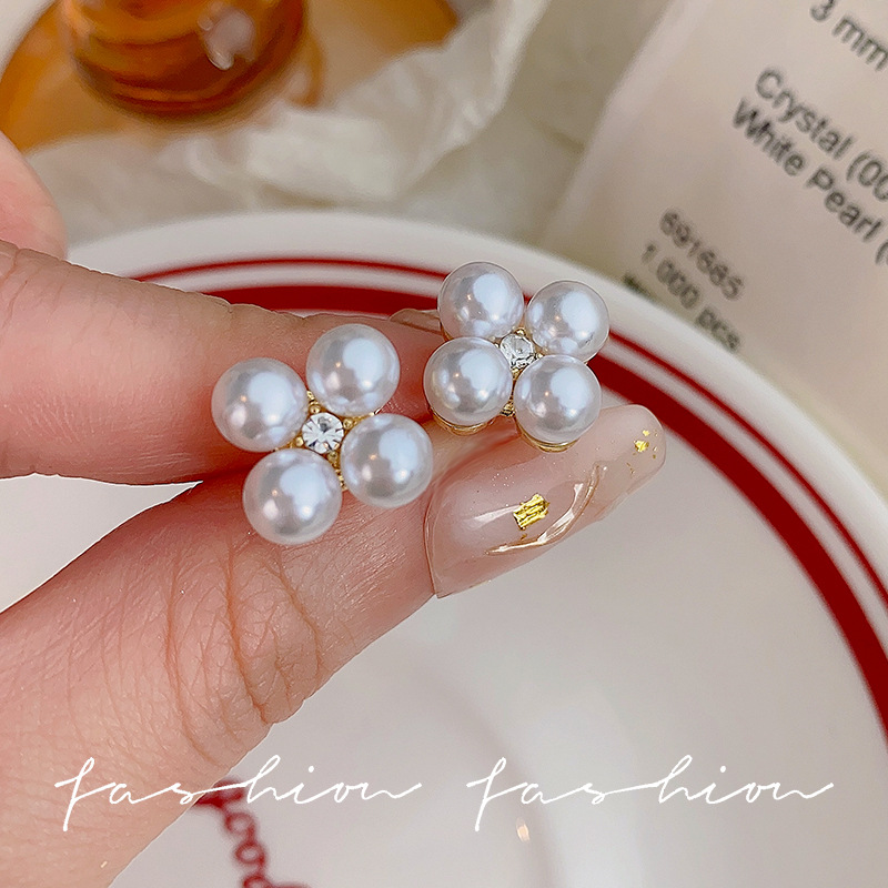 The four-leaf pearl stud earrings are a versatile new sweet and ins style French retro design with a high-end floral design full figure