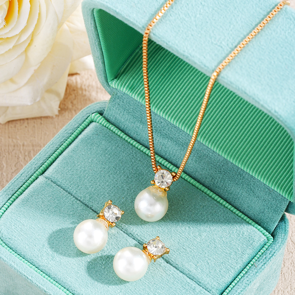 New cross-border European and American zircon imitation pearl earrings and necklaces set, creative, niche and fashionable women's accessories wholesale in Yiwu Application Scenario