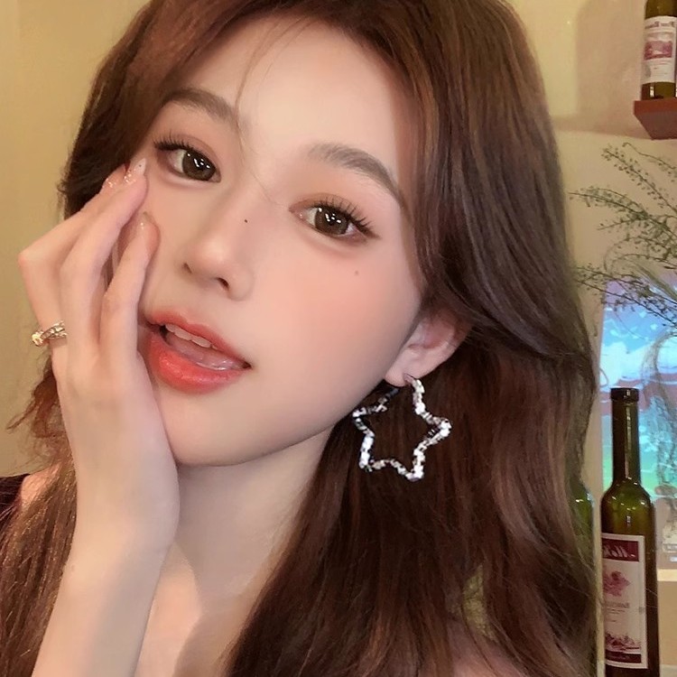 Silver hollowed-out five-pointed star large ear rings with unique design sense, best-selling earrings, small and versatile ear studs for women to show off their faces, wholesale Specification drawing