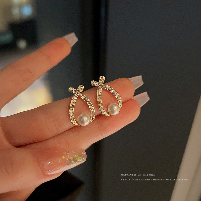 S925 Silver needle, with a niche design sense, cross full diamond pearl stud earrings, a new trendy and trendy women's light luxury versatile earring Specification drawing