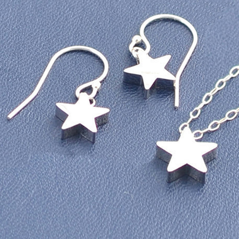 European and American foreign trade accessories, fashionable and versatile alloy personalized accessories, evening accessories, simple star earrings for women Application Scenario