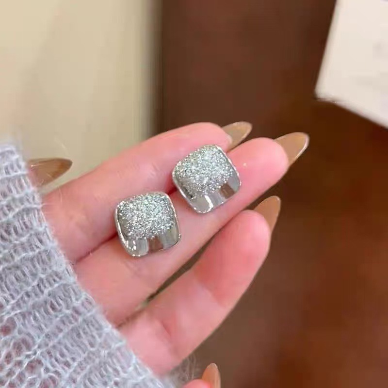French-style light luxury exquisite square earrings, fashionable and versatile, with a sense of high-end sophistication and a niche temperament. Stud earrings, delicate and sweet earrings for women Application Scenario