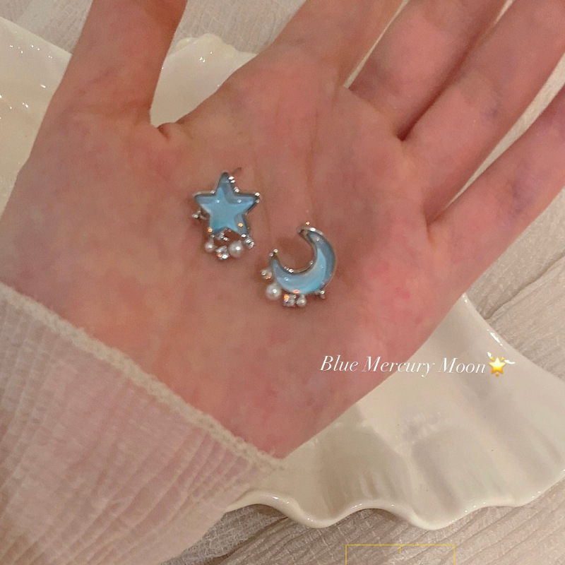 Silver needle star and moon sparkling pearl earrings, with a touch of light luxury and high-end elegance, are niche and creative asymmetrical stud earrings details Picture