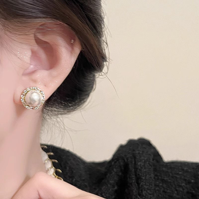 Retro French pearl micro-inlaid zircon stud earrings exude a feminine charm and a high-end look for a socialite. Round faces are slimming and versatile earrings Specification drawing
