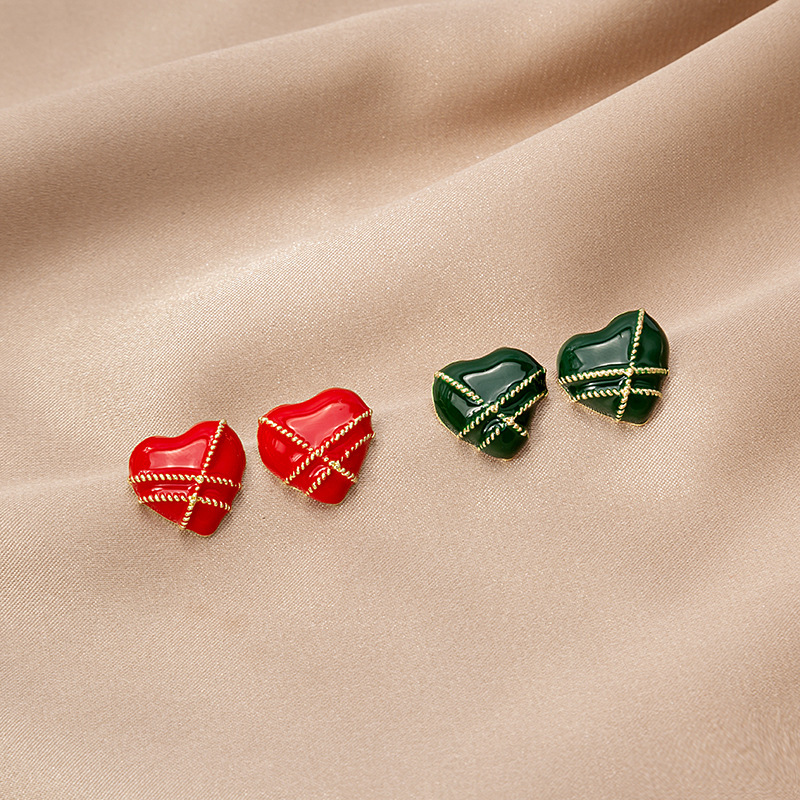 S925 Silver Needle Oil-Dripping heart-shaped Earrings, French style, retro heart, autumn and winter edition, Korean style, internet-famous stud earrings full figure