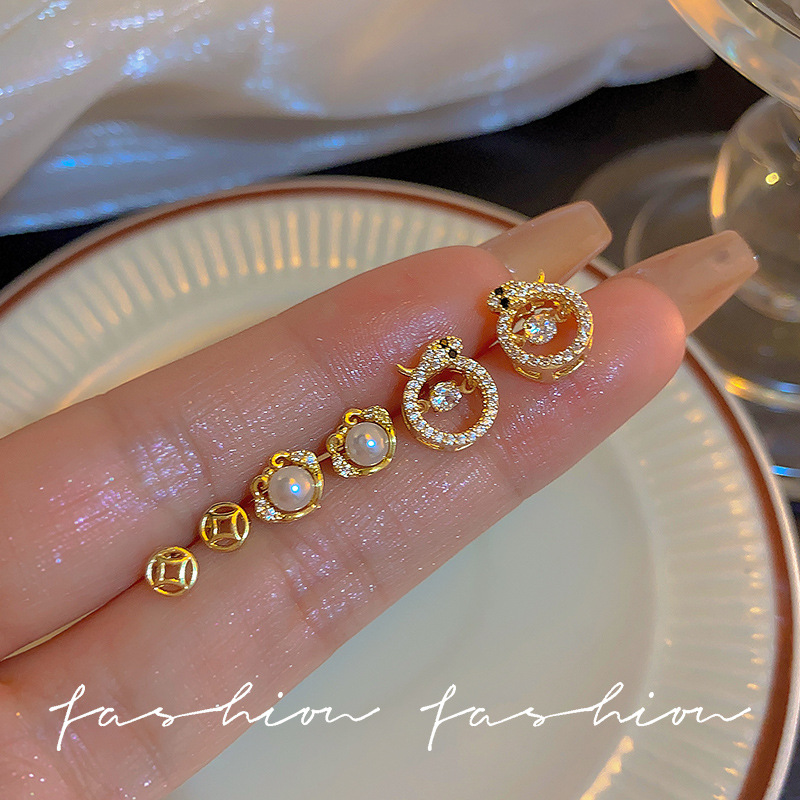 Pearl zircon snake-shaped stud earrings set, women's light luxury, high-end exquisite earrings, niche, versatile, fashionable and elegant earrings full figure