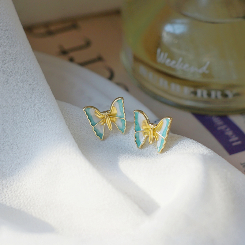 This trendy and fresh butterfly stud earring is a unique, trendy and versatile earring from Japan and South Korea, a stylish and elegant accessory full figure