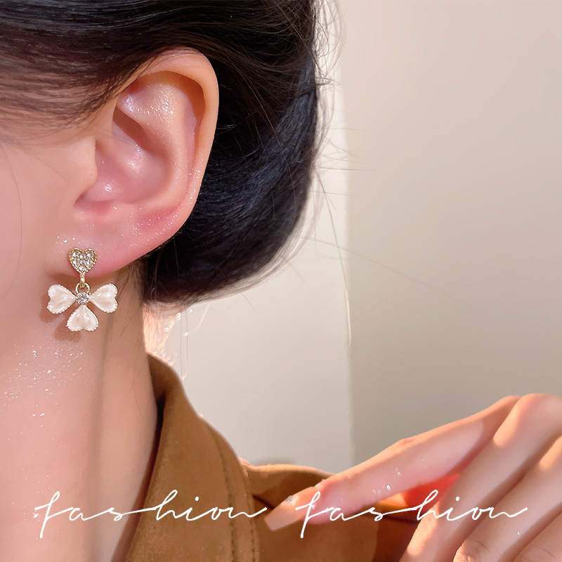 High-end French heart-shaped flower stud earrings for women, 925 silver needle long tassel earrings, a niche design for commuting earrings Application Scenario