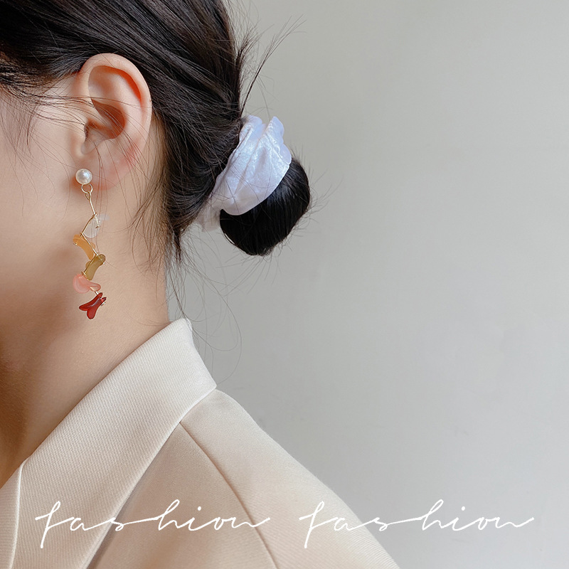 Ethereal tassel petal pearl earrings, high-end and light luxury style, long round face slimming, vacation earrings for women Application Scenario