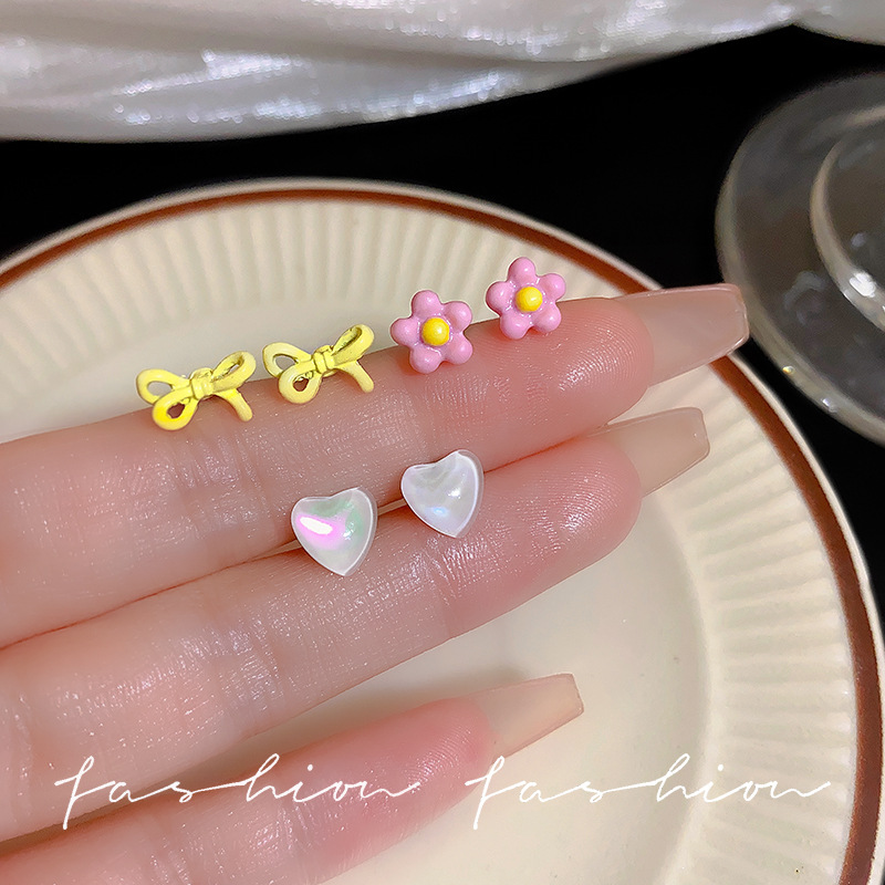 Exquisite heart-shaped bow stud earrings, cute girl's colorful earrings, niche design sense, versatile set of earrings, silver needles full figure