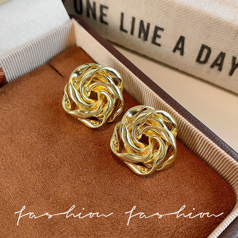 Golden hollowed-out rose flower ear studs, a light luxury and high-end grand earring, a unique and best-selling accessory for women in 2025 Specification drawing