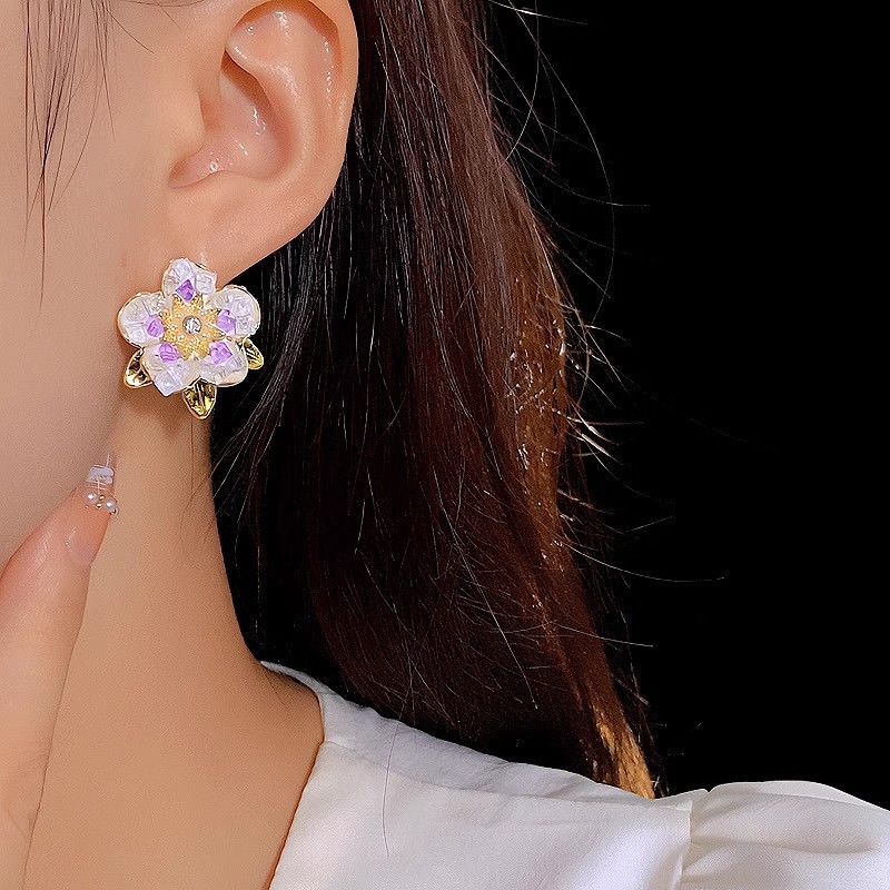 Purple and white gradient crystal cherry blossom earrings for women, a light luxury fashion, unique personality, versatile and fresh flower earrings Specification drawing